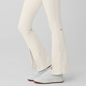 ALO YOGA - Airbrush High-Waist 7/8 Flutter Legging - Ivory